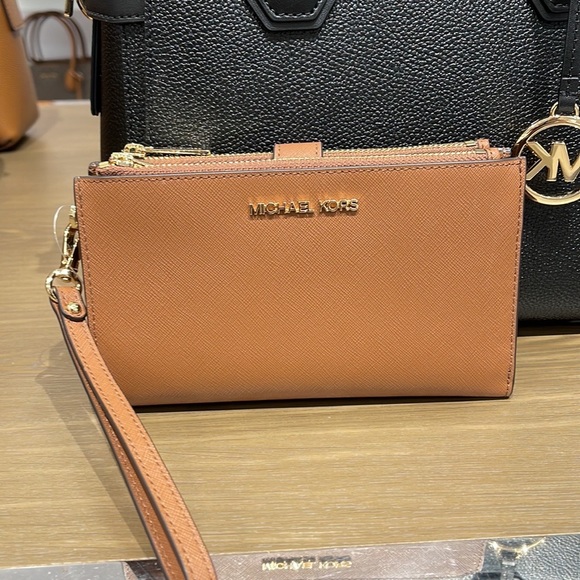 MICHAEL KORS LARGE DOUBLE ZIP WRISTLET WALLET PHONE CASE CLUTCH 
Luggage - Picture 13 of 16